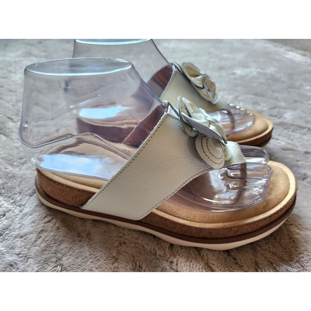 Clarks Brynn White Leather Thong Sandals Womens 6.5 Floral Applique 261651044040 - Picture 3 of 9